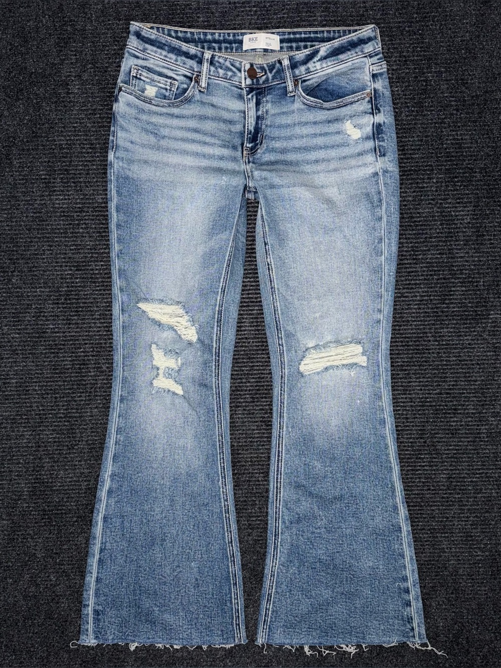 Buckle BKE Stella NWOT Slim Fit Low Rise Flare Stretch Jeans Distressed 29x30